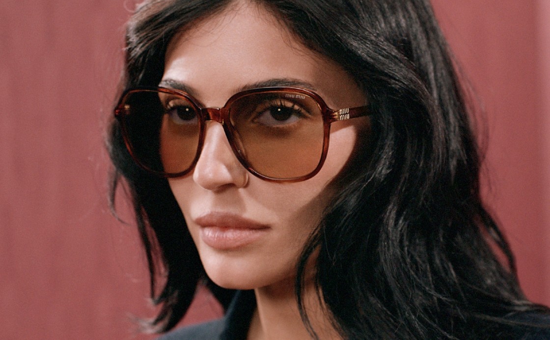 Miu Miu: Frau mit Sonnenbrille