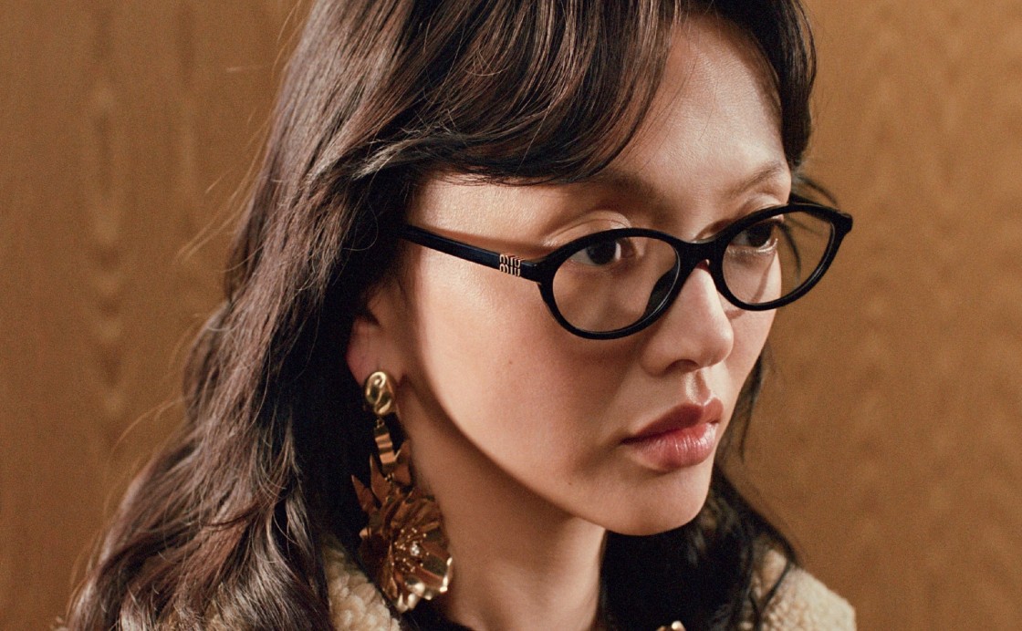 Miu Miu: Frau mit Brille